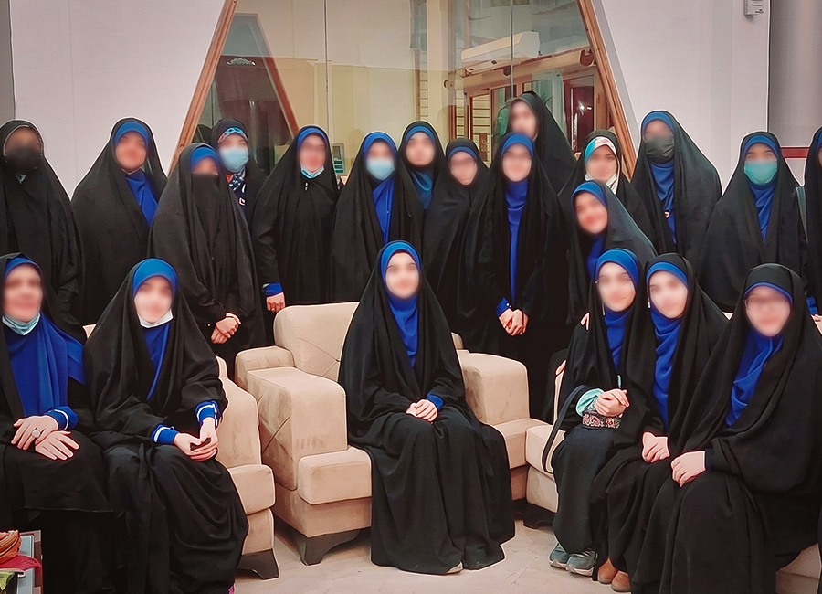 بسته‌بندی زیبا و به‌موقع به دستمون رسید. کیفیت و ایستایی روسری‌ها عالی بود؛ همگی از انتخابمون راضی بودیم، خدا به کسب‌وکارتون برکت بده.